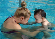 Сын Вадима Галыгина учится плавать