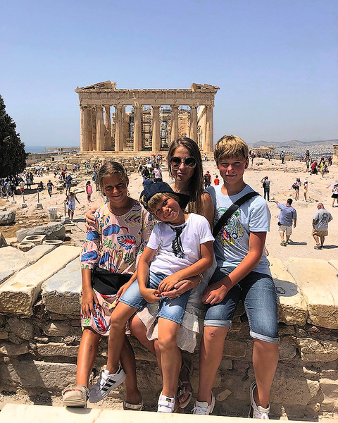 ...в Афинах семья побывала у развалин храмов