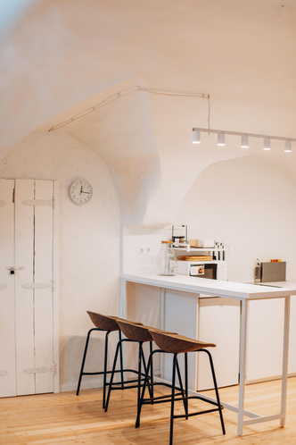 Дизайнер превратил келью в уютную квартиру для сдачи в аренду — вот как она выглядит!