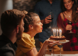 Как правильно отмечать день рождения, чтобы привлечь счастье, деньги и любовь