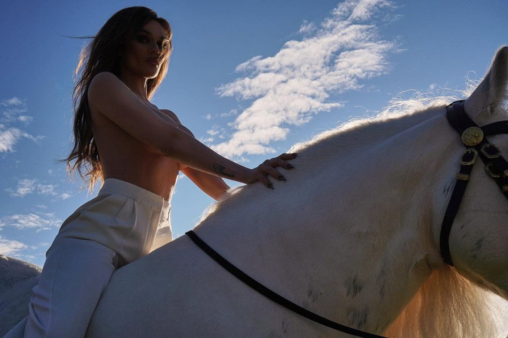 Фото №3 - Конь, которому мы завидуем: ведь на нем сидит голая Алена Водонаева