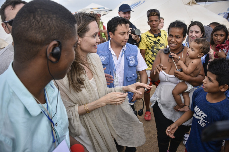 Костяная рука: Анджелина Джоли снова напугала изможденными конечностями со вздутыми венами