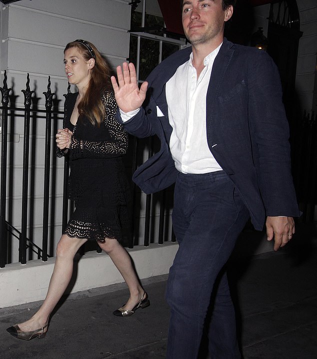 Принцесса Беатрис в кружевном платье и туфлях Chanel провела вечер с мужем и… лучшей подругой Меган Маркл