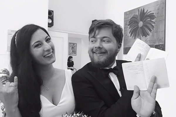 Счастливые молодожены демонстрируют паспорта со штампами о браке