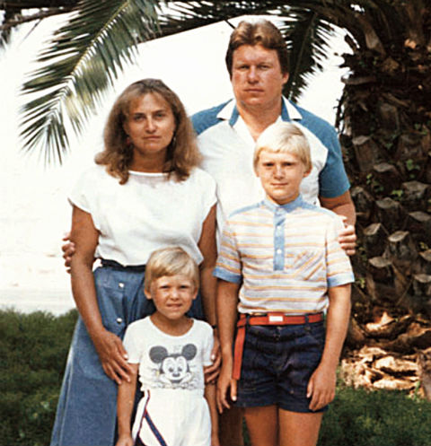 Саша с детства много путешествовал. На фото-с мамой,папой и старшим братом Максимом