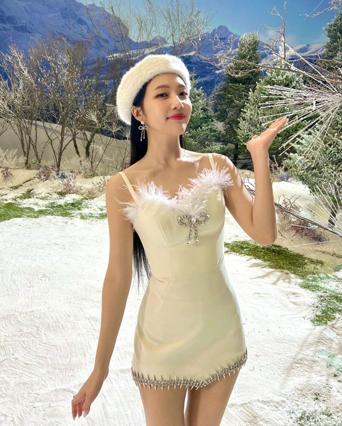 Нежный новогодний макияж со стразами: повторяем красивый образ Джой из Red Velvet