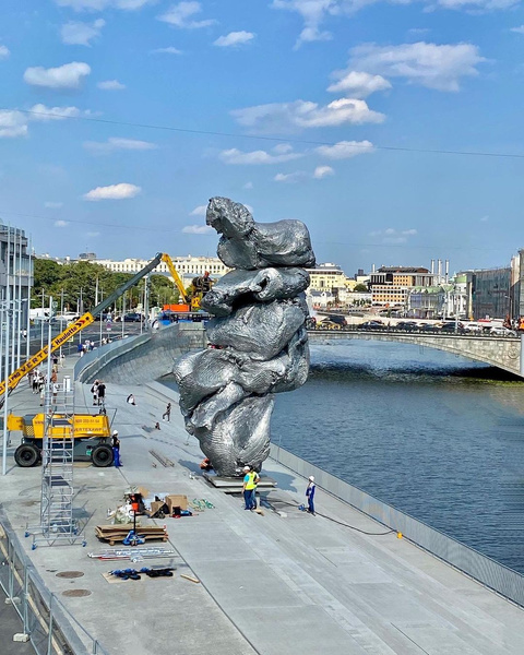 Большая глина, новая скульптура в Москве, скульптура на Болотной, скульптура как фекалия