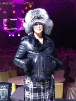 Чтобы не замерзнуть в «холодной, но великой России», певице Шер пришлось позаимствовать шапку у друзей