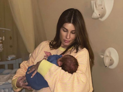 Кети Топурия предстала с новорожденным сыном на руках