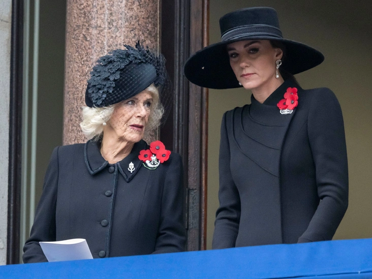 Камилла, королева-консорт, и Кэтрин, принцесса Уэльская, на воскресной службе памяти в Кенотафе, 13 ноября 2022