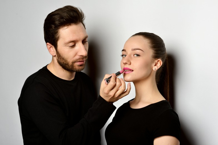 Визажист Юрий Столяров дает уроки макияжа в Instagram