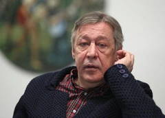 Михаил Ефремов в инвалидном кресле после инсульта – видео