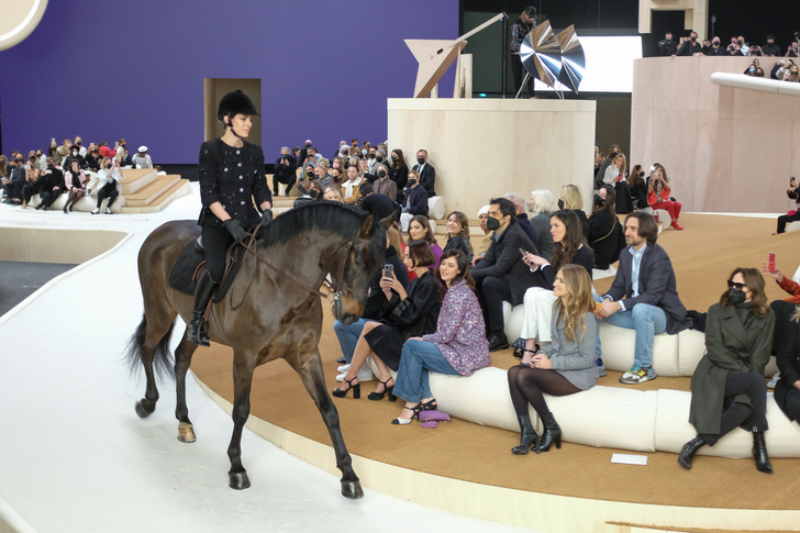 Княжна Монако верхом на коне открыла показ Chanel в рамках Недели высокой моды в Париже
