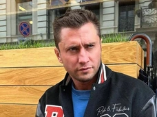 Прилучный ни при чем: почему на самом деле Карпович убрали из спектакля «Косметика врага»