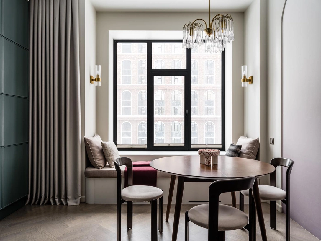 Краска, Paint & Paper Library, Manders. Напольное покрытие, Boen. Текстиль Валентины Терентьевой. Банкетка выполнена на заказ в Alba Studio. Стол, SK Design. Стулья, винтаж, дизайн Бруно Рея. | Источник: Евгений Кулибаба