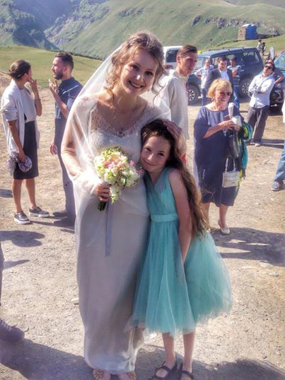 На свадьбу и венчание приехала младшая сводная сестра Никиты Ефремова 9-летняя Вера