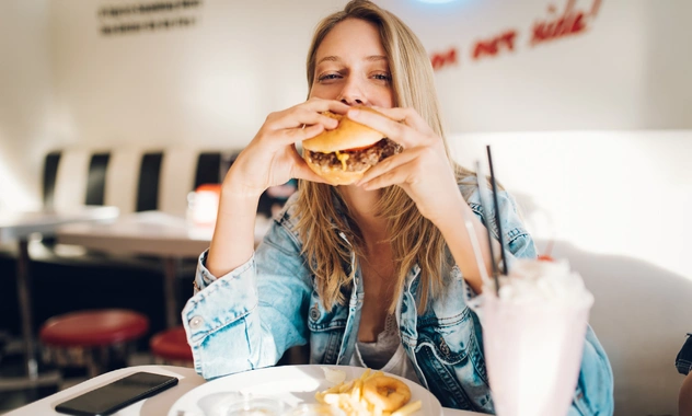 Врач Павлов объяснил, зачем раз в неделю объедаться вредной едой