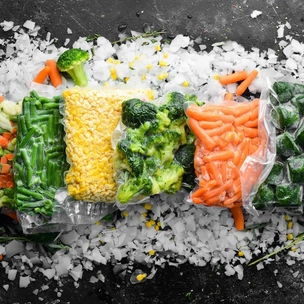 Ешьте круглый год: эти 9 продуктов можно хранить в морозилке, чтобы продлить срок годности