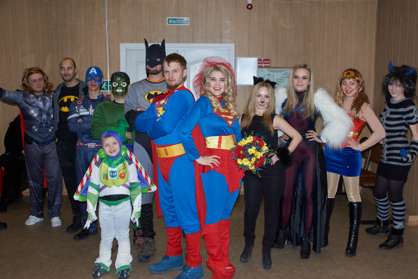 Александра и Владимир пришли в загс в костюмах супергероев, гости поддержали молодоженов