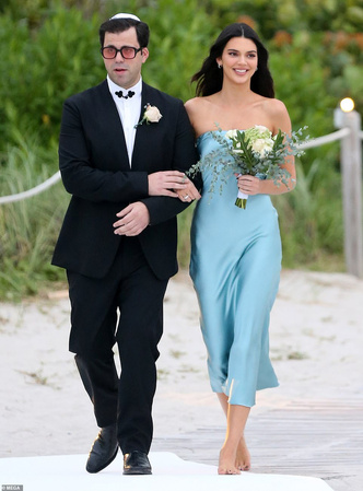 Подружки невесты: Белла Хадид и Кендалл Дженнер в одинаковых голубых платьях из атласа на свадьбе Лорен Перез 😍