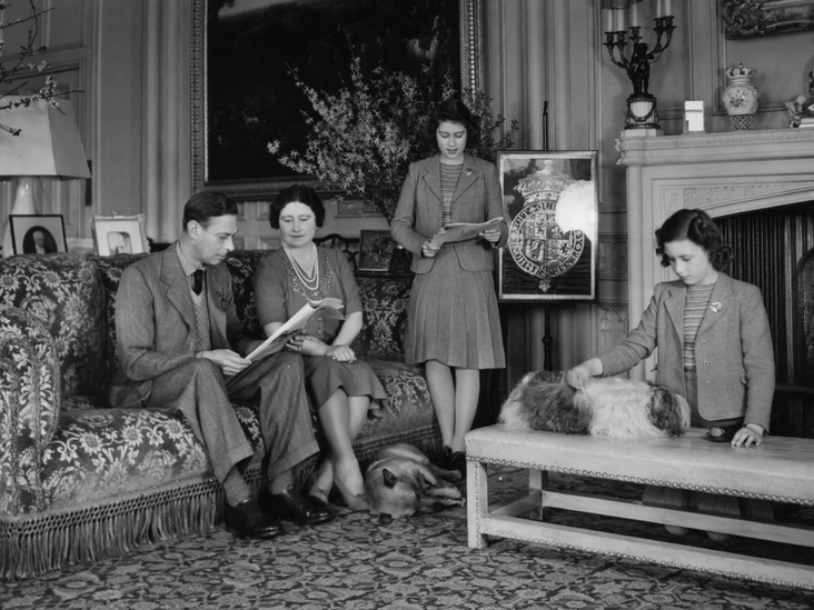 Георг VI с его женой Елизаветой и дочерями, принцессами Елизаветой и Маргарет, в гостиной Виндзорского замка, 11 апреля 1942