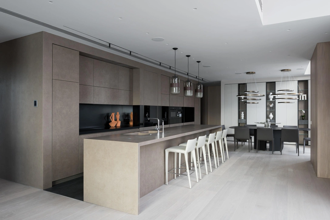 Кухня-столовая. Кухня выполнена на заказ по эскизам авторов проекта. | Источник: Илья Иванов