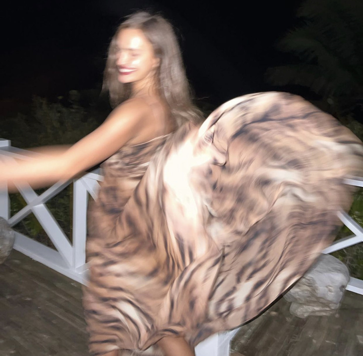 Кошка, которая гуляет сама по себе. Ирина Шейк, как и положено, встретила Новый год в окрасе тигра