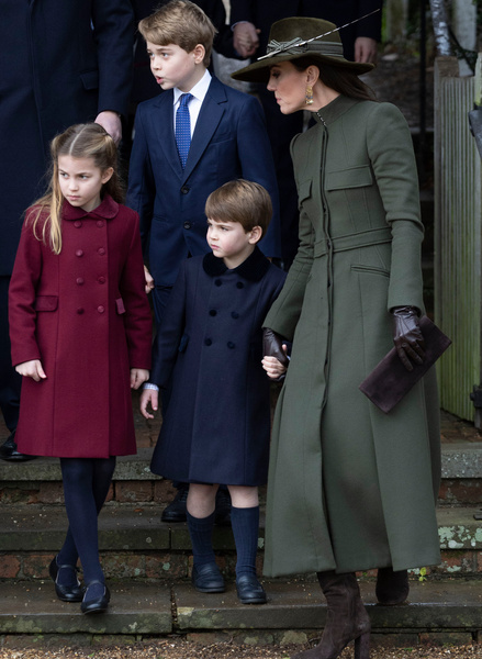 Голые ноги и пальто сестры: наряд 4-летнего принца Луи на рождественской службе возмутил публику