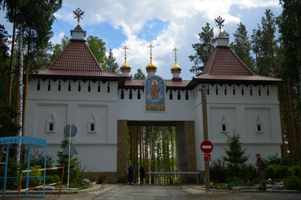 Как отцу Сергию удалось захватить монастырь и при чем тут «Уральские пельмени»: хронология событий