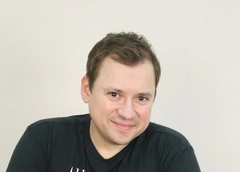 «Мне не нужна табуреточка, я нормального роста!»: Гайдулян со стулом набросился на звезду Comedy Club