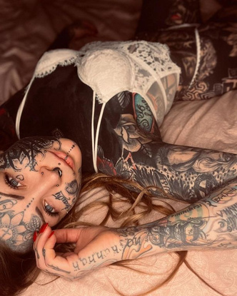 женщина в татуировках