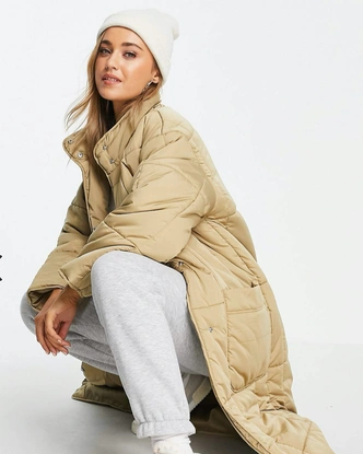 Удлиненный стеганый пуховик бежевого цвета ASOS DESIGN текущая цена 6 769,72 руб. 6 769,72 руб. | Источник: ASOS