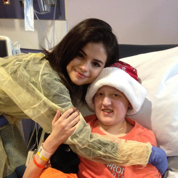 Селена Гомес посетила детскую больницу в канун Рождества
