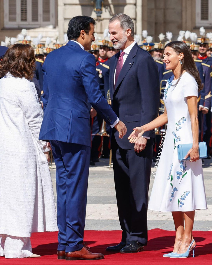 Глаз не отвести: королева Летиция в платье с ландышами и небесно-голубых лодочках в Мадриде
