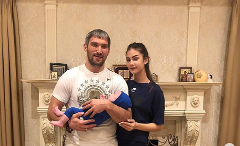 Анастасия и Александр пока не показали лица сына | Источник: Instagram (запрещенная в России экстремистская организация)
