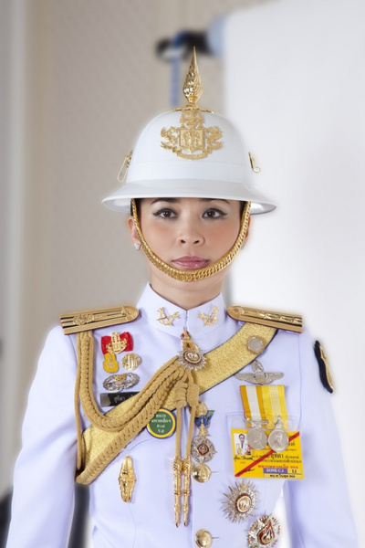 В шлеме и военной форме: в Сети появились официальные портреты новой королевы Таиланда