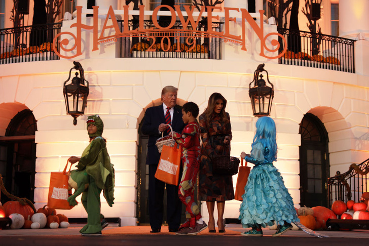 Дети пришли к Белому дому в карнавальных костюмах