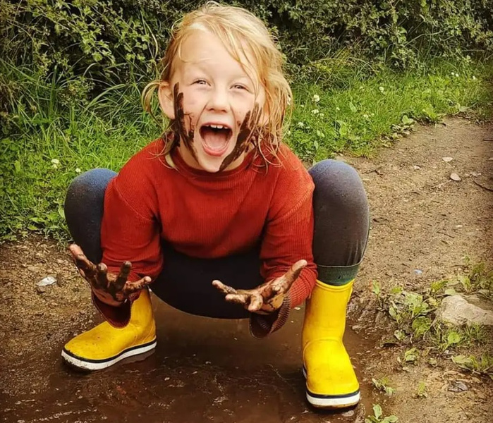 ребенок измазался грязью