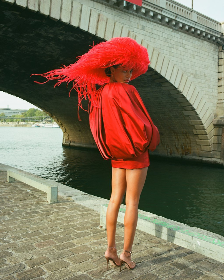 Девушка в красном: Тина Кунаки в мини-платье и шляпе из перьев Valentino