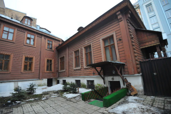 Особняк был построен в XIX веке по заказу предпринимателя Александра Пороховщикова. Актер  взял дом в аренду у государства в 1995 году, планировал создать музей