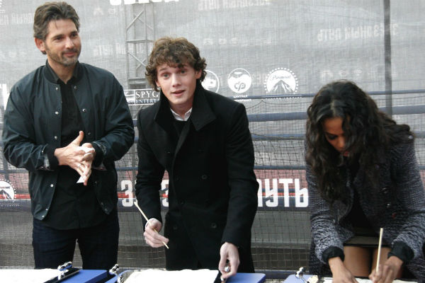 Эрик Бана, Антон Ельчин и Зои Салдана в кинотеатре "Пушкинский" в апреле 2009 года