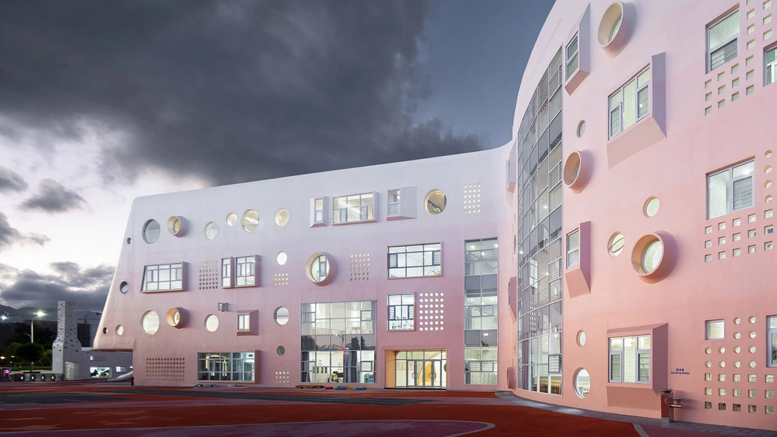 В Китае построили детский сад в форме леденца | Источник: Боуен Ху