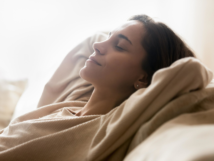 Обманите мозг: 3 самых странных способа заснуть за считаные минуты — они реально работают