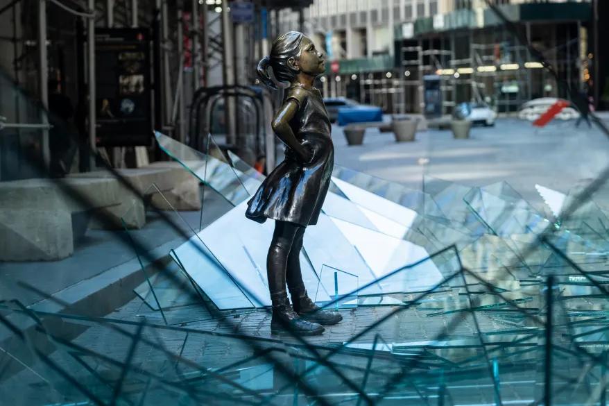 В Нью-Йорке установили к 8 марта необычную инсталляцию | mcmaison.ru