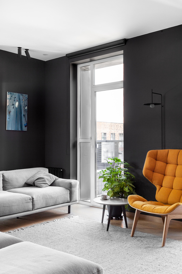 Черный интерьер с теплыми терракотовыми акцентами: квартира 100 м²