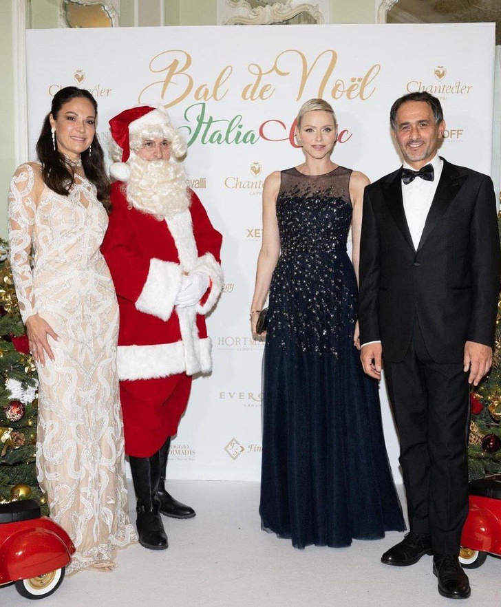 В Монако Рождество! Княгиня Шарлен в платье цвета ночного звездного неба Carolina Herrera блистает на приеме