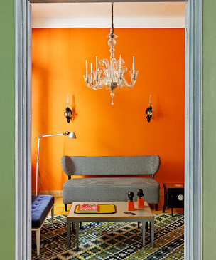 Оранжевый цвет в гостиной: 40 жизнерадостных интерьеров