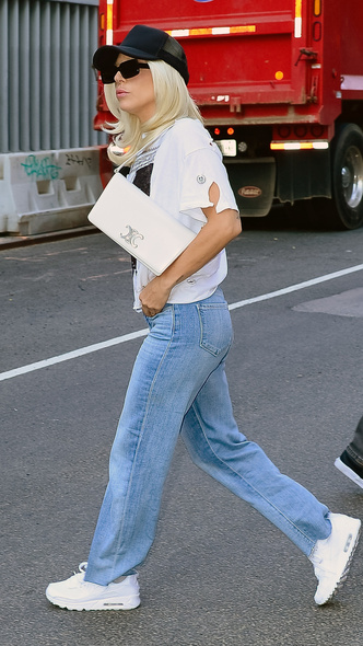 Никакого эпатажа: Леди Гага выглядит стильно в футболке и голубых джинсах