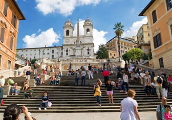 Вандалы в Риме: туристы на самокатах повредили известную достопримечательность на €25 тысяч