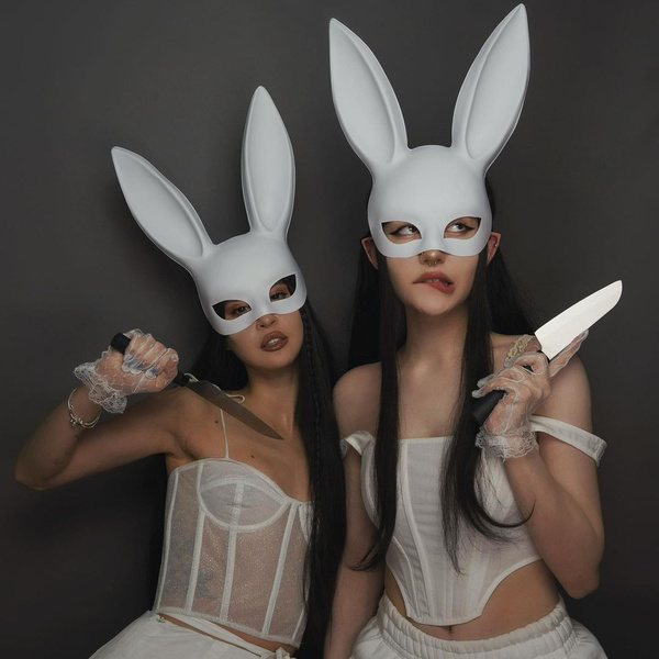 Фото №1 - Кролики-убийцы: Аня Хахадетка и Фая показали стильный парный аутфит для подружек на Хэллоуин